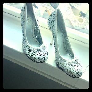 BCBG SZ 6.5 white pumps.